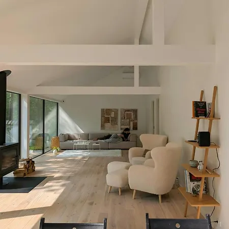 Modern Oasis In The Middle Of The Forest In Semesterbostad *